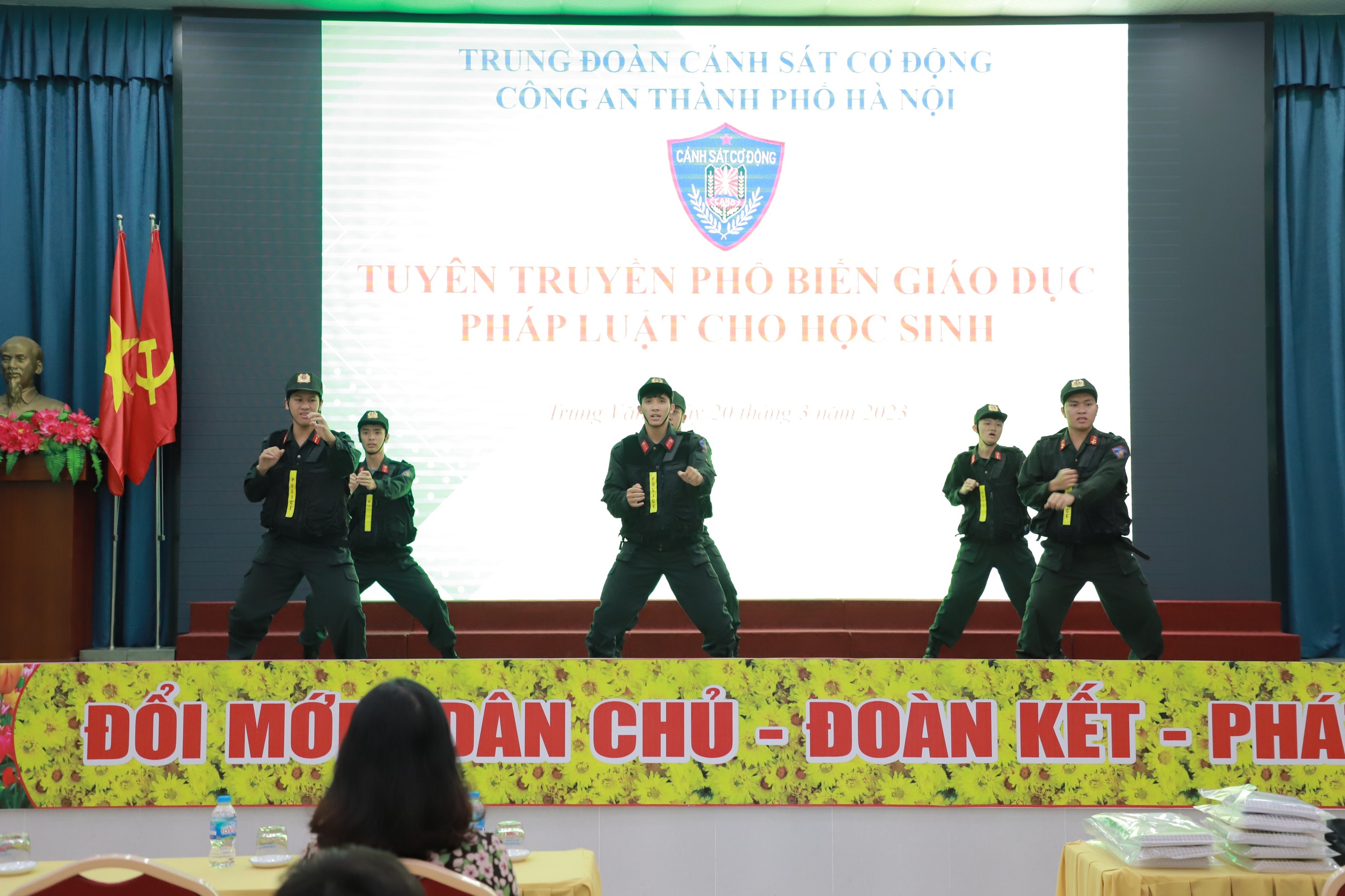 SINH HOẠT DƯỚI CỜ VỚI CHỦ ĐỀ: TUYÊN TRUYỀN PHÁP LUẬT CHO HỌC SINH KHỐI SONG BẰNG CỦA TRƯỜNG CAO ĐẲNG XÂY DỰNG SỐ 1